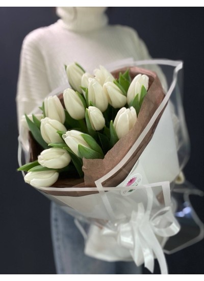 15 белых тюльпанов с оформлением